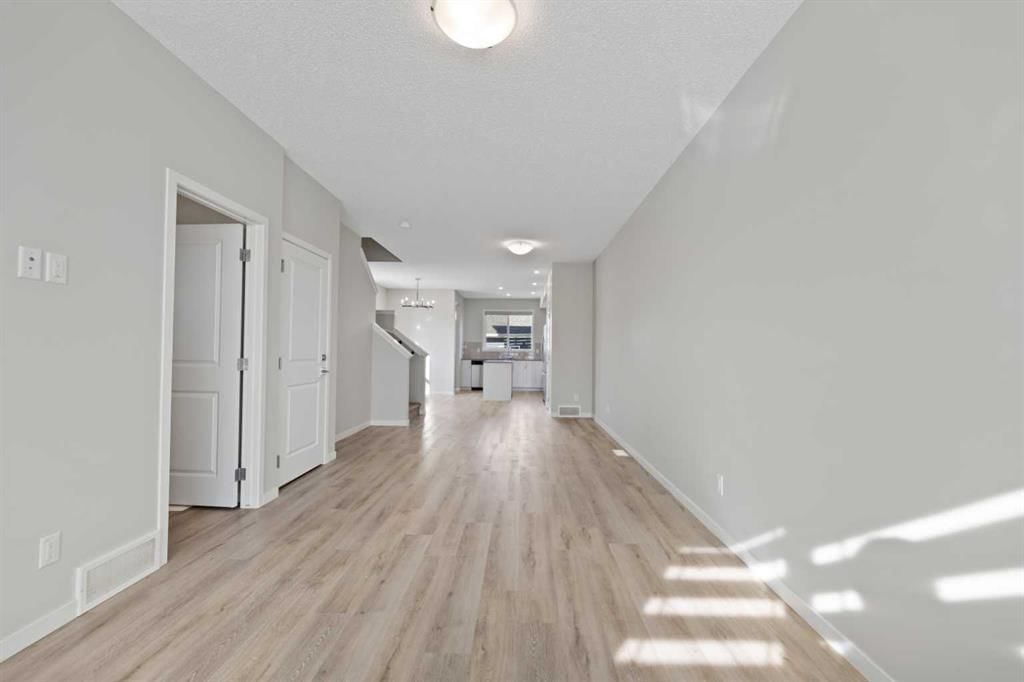 281 Creekside Boulevard SW, Calgary — photo 5 of 22