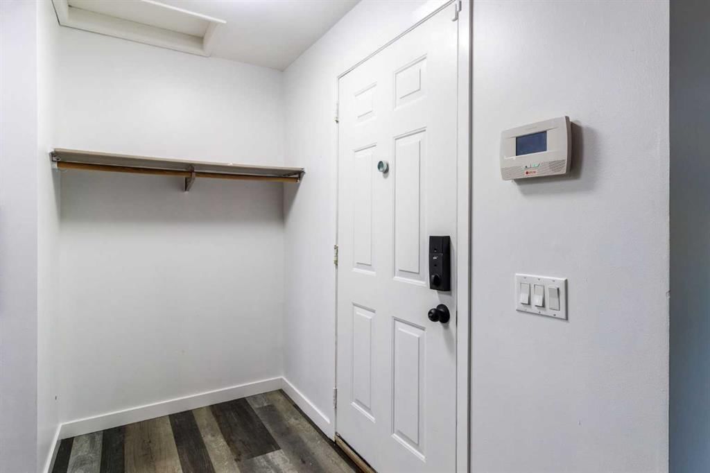 92 Erin Woods Drive SE, Calgary — photo 5 of 46