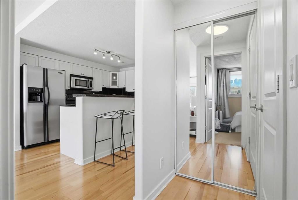 402, 728 3 Avenue NW, Calgary — photo 3 of 31
