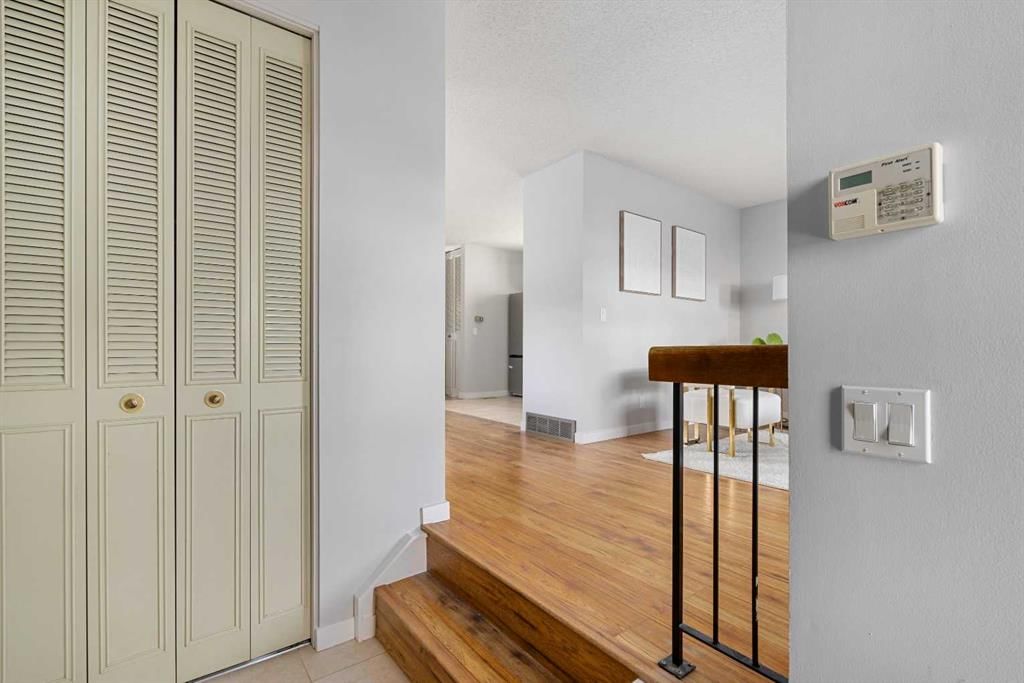 12 Edgedale Way NW, Calgary — photo 3 of 29