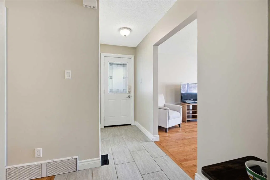 1523 110 Avenue SW, Calgary — photo 4 of 47
