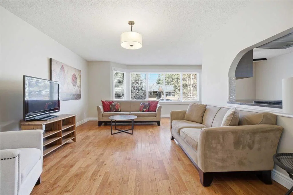 1523 110 Avenue SW, Calgary — photo 5 of 47