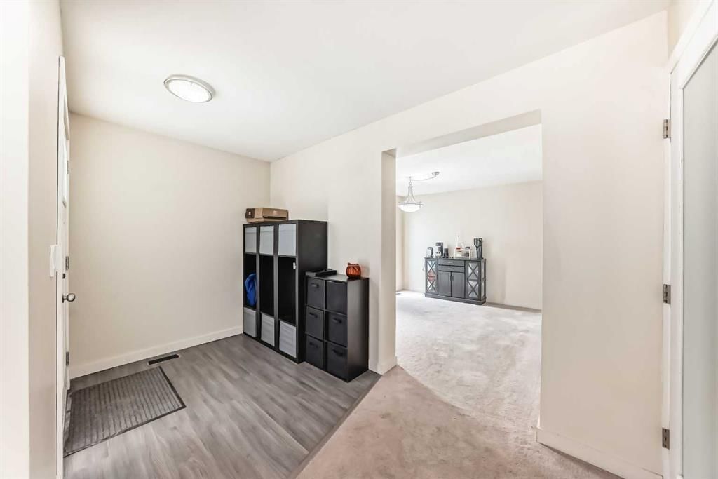 119 Woodglen Grove SW, Calgary — photo 4 of 46