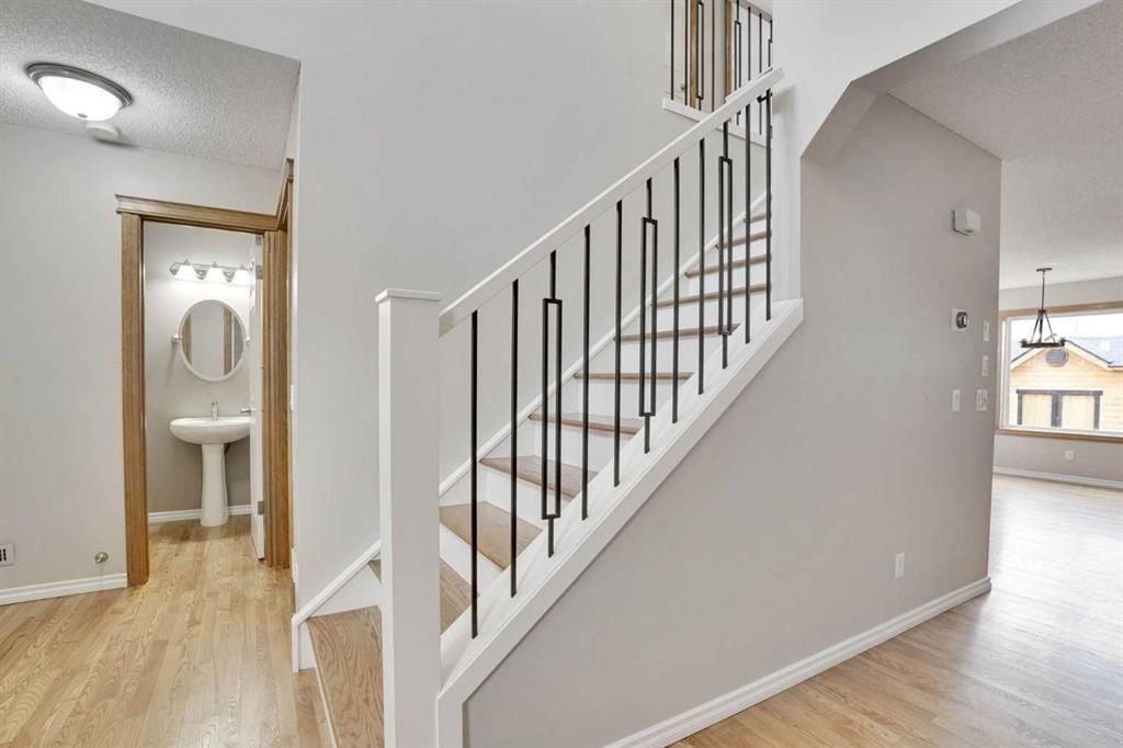 143 Country Hills View NW, Calgary — photo 5 of 47