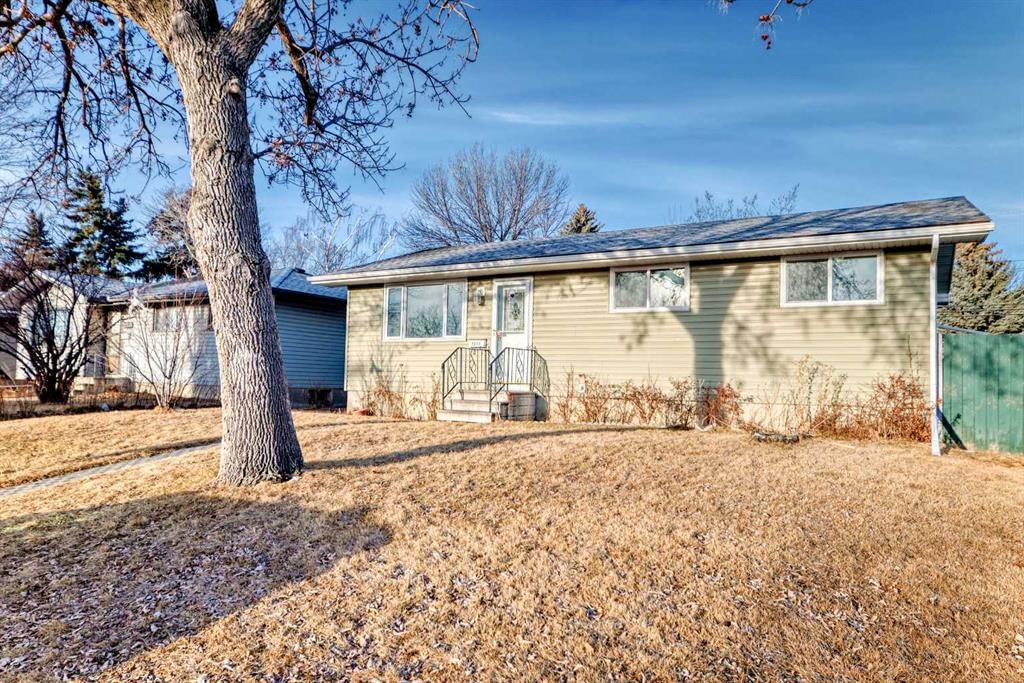 1511 43 Street SE, Calgary — photo 4 of 31