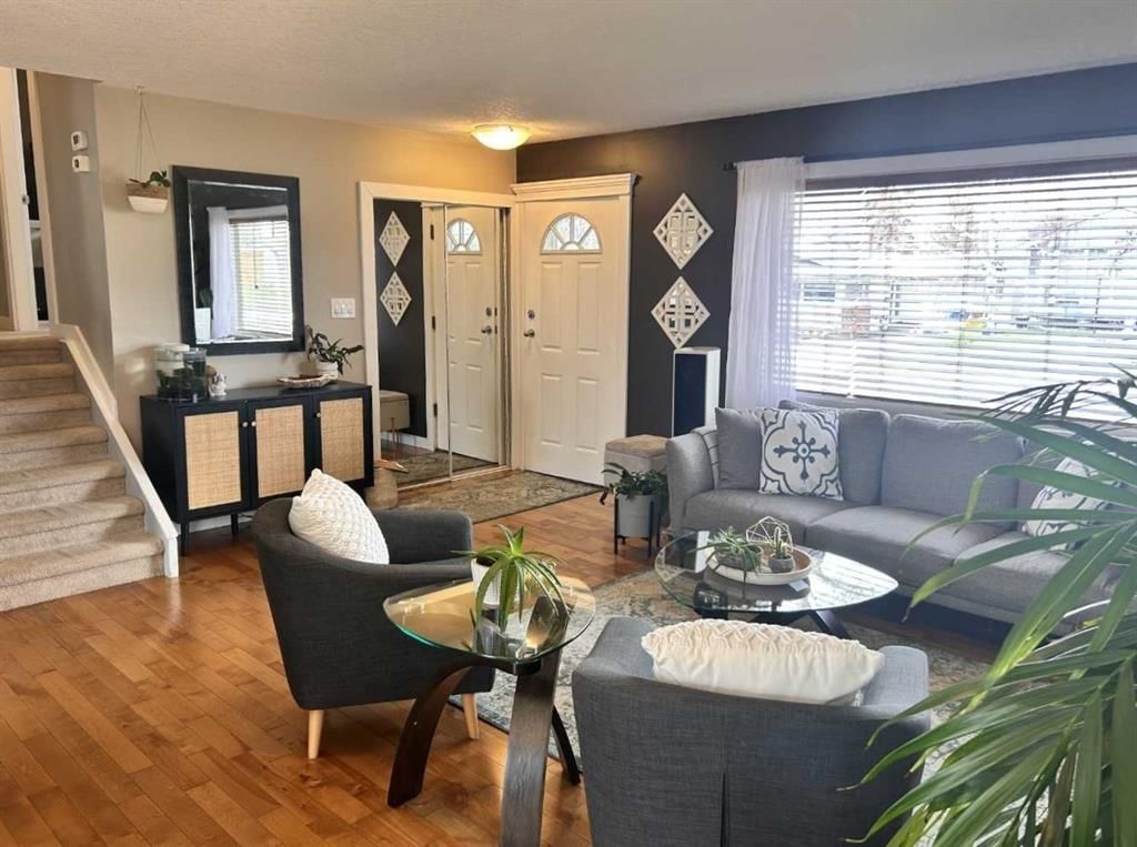 123 Franklin Drive SE, Calgary — photo 2 of 35