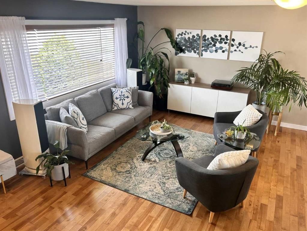 123 Franklin Drive SE, Calgary — photo 3 of 35