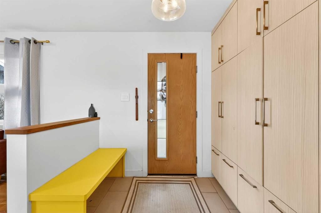 12 Glacier Drive SW, Calgary — photo 3 of 28
