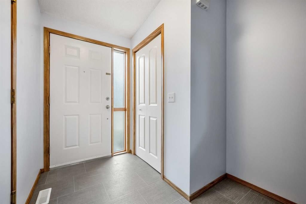 147 Somervale Park SW, Calgary — photo 5 of 41