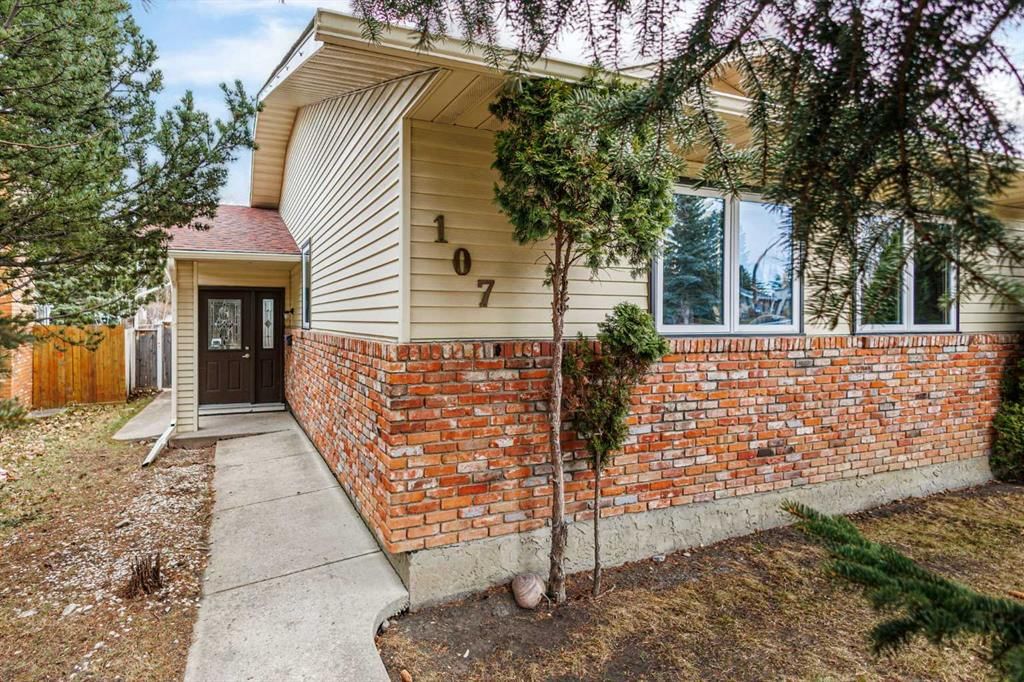 107 Woodbine Boulevard SW, Calgary — photo 2 of 44