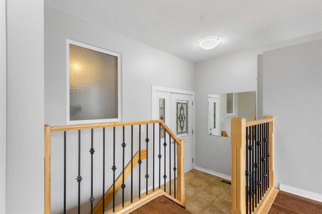 107 Woodbine Boulevard SW, Calgary — photo 3 of 44