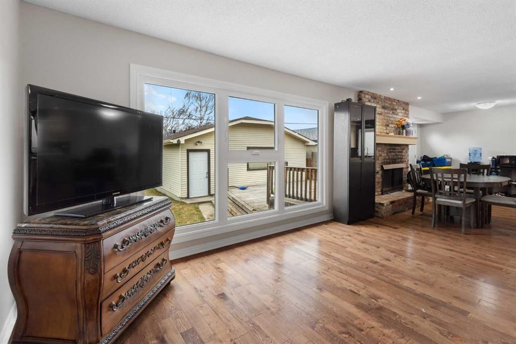 107 Woodbine Boulevard SW, Calgary — photo 4 of 44