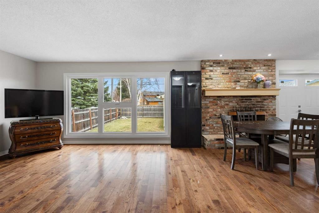 107 Woodbine Boulevard SW, Calgary — photo 5 of 44