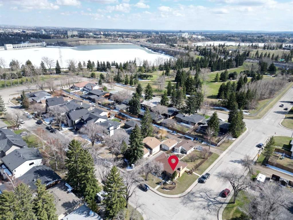 2043 57 Avenue SW, Calgary — main listing photo