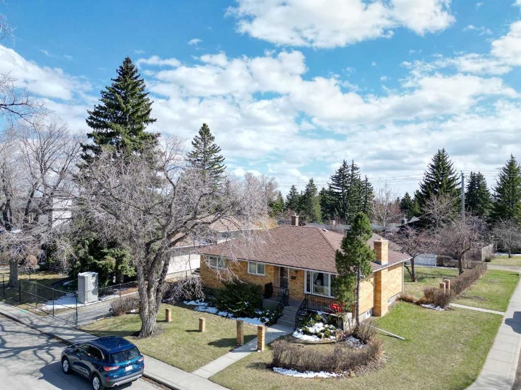 2043 57 Avenue SW, Calgary — photo 2 of 30