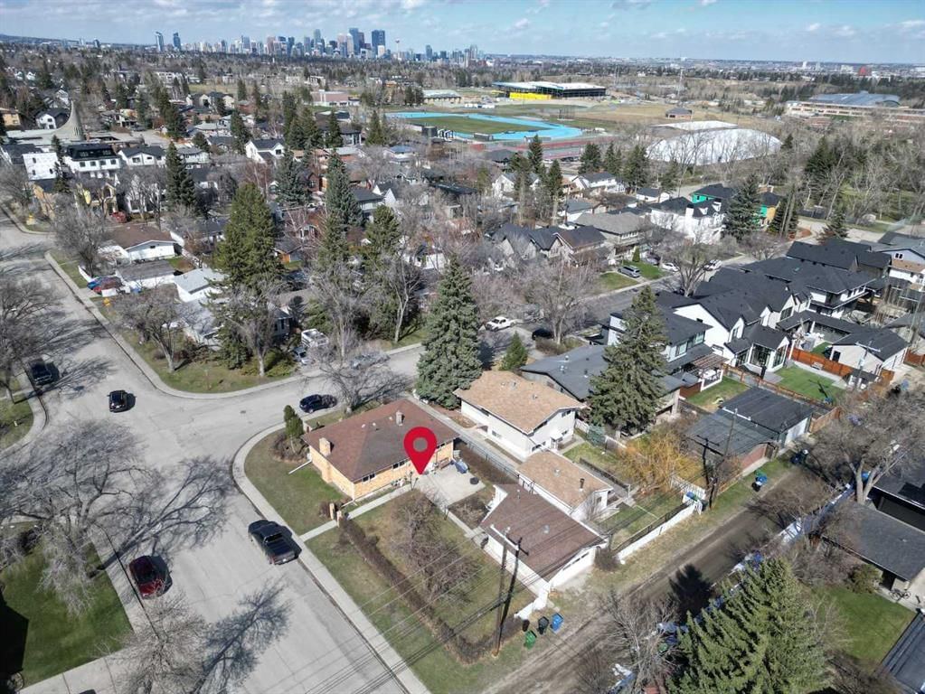 2043 57 Avenue SW, Calgary — photo 4 of 30