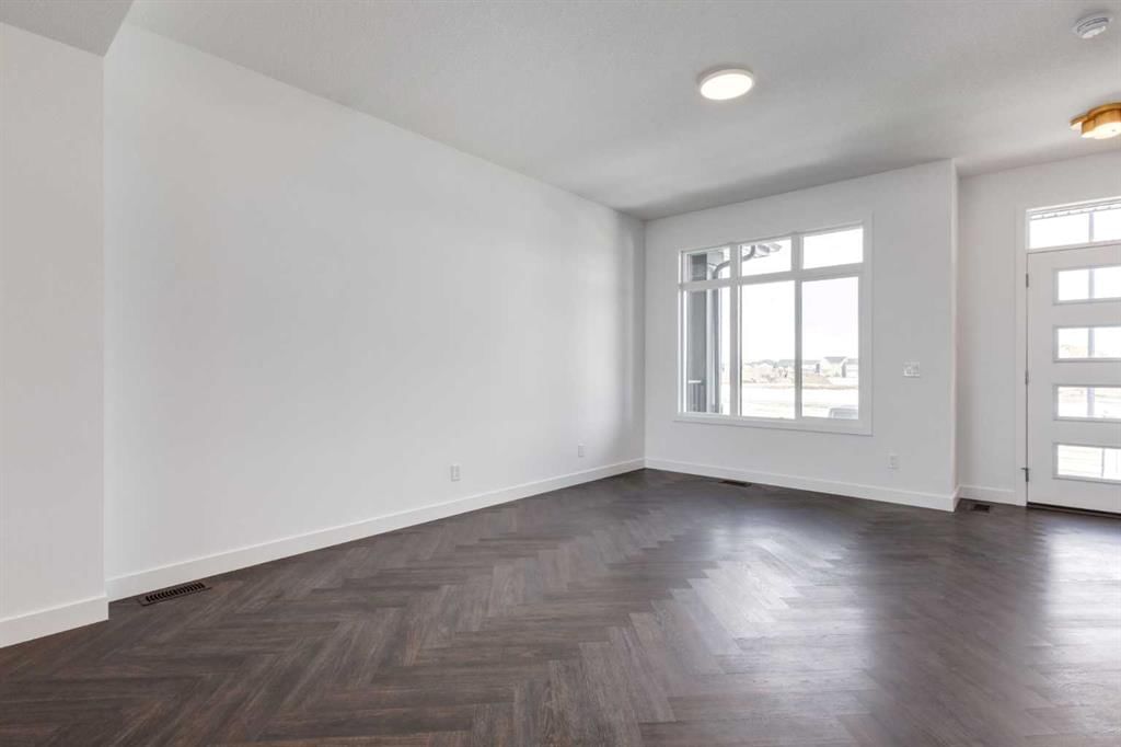 7126 Rangeview Avenue SE, Calgary — photo 3 of 27
