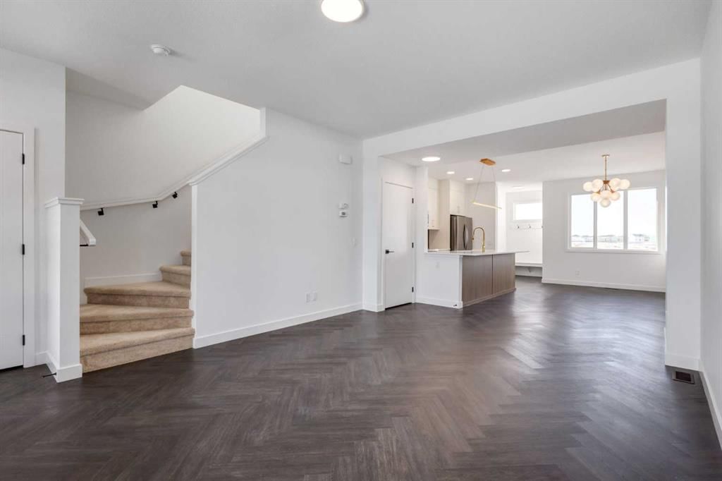 7126 Rangeview Avenue SE, Calgary — photo 4 of 27