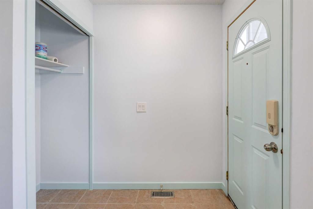 319 Georgian Villas NE, Calgary — photo 5 of 30