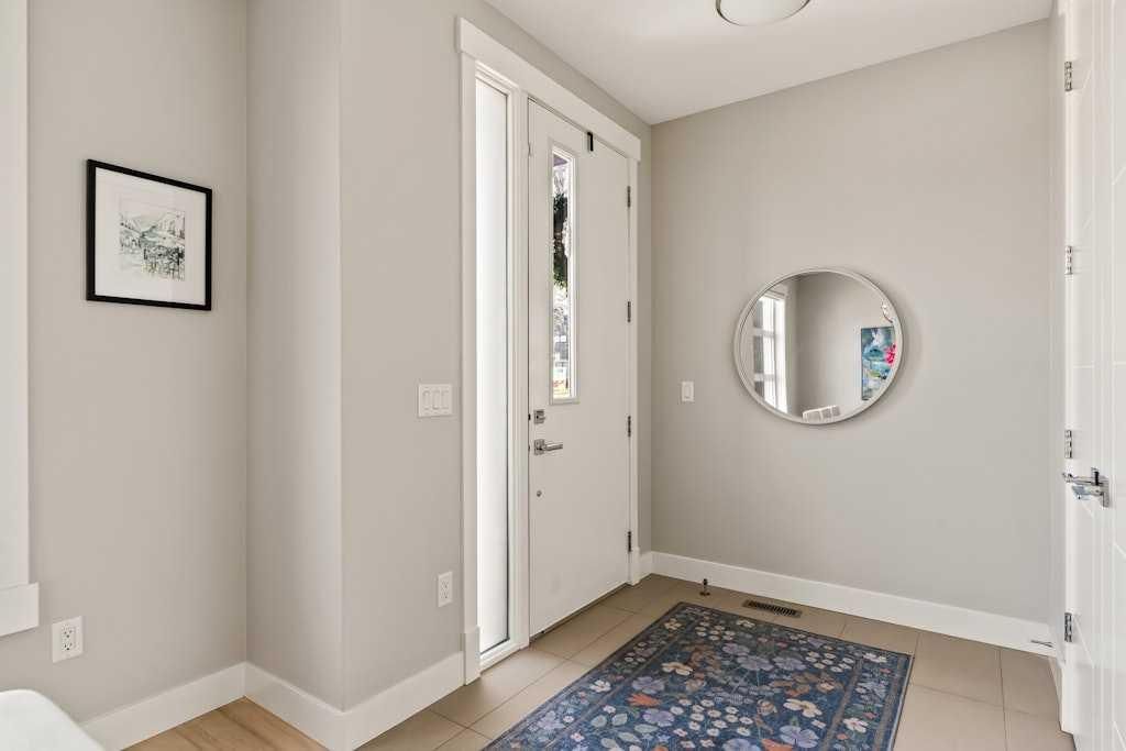 2825 35 Street SW, Calgary — photo 4 of 37