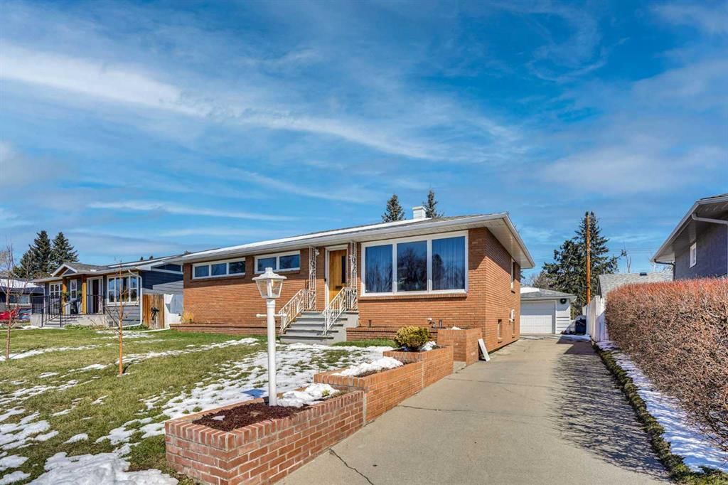 36 Malibou Road SW, Calgary — photo 3 of 38