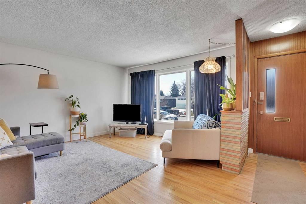 36 Malibou Road SW, Calgary — photo 4 of 38