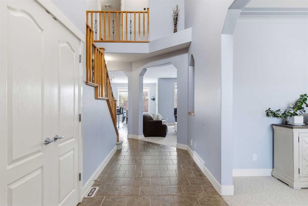 6 Tusslewood Heights NW, Calgary — photo 4 of 39
