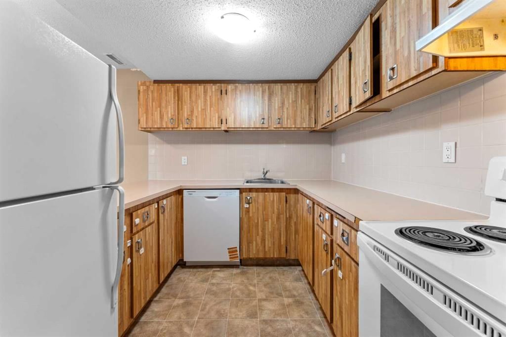 1202, 2200 Woodview Drive SW, Calgary — photo 4 of 11