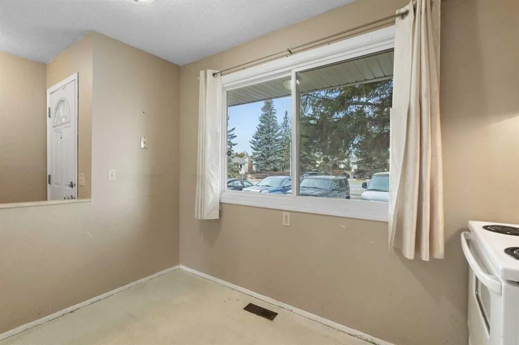 355 Georgian Villas, Calgary — photo 5 of 33