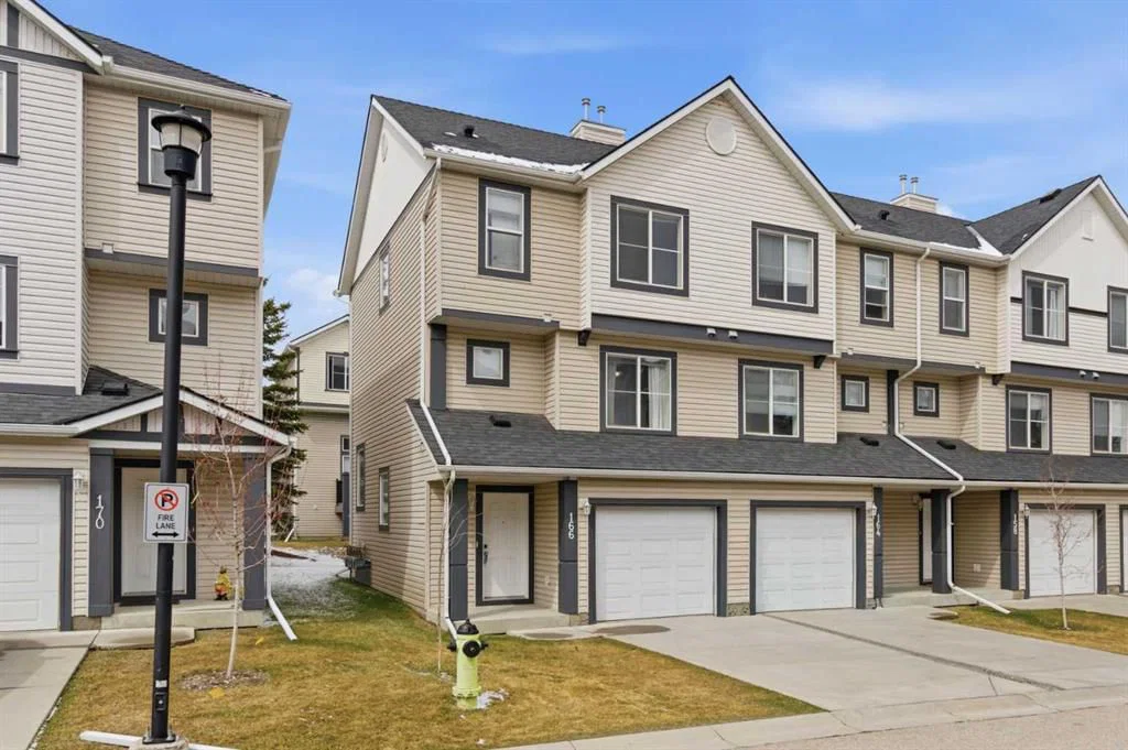 166 Everhollow Heights SW, Calgary — main listing photo