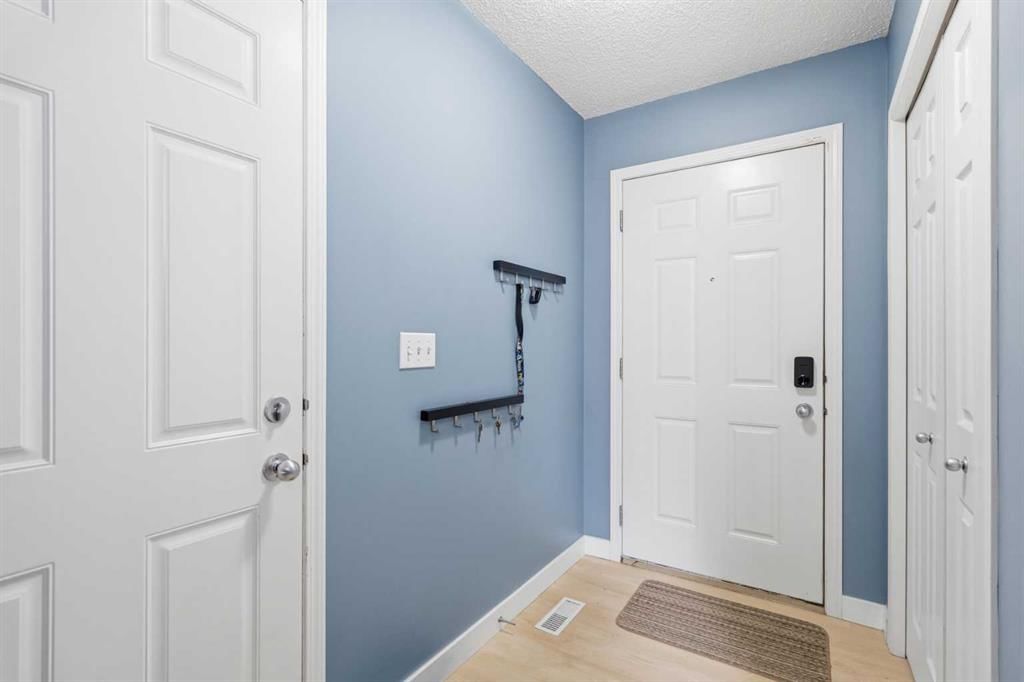 166 Everhollow Heights SW, Calgary — photo 3 of 30