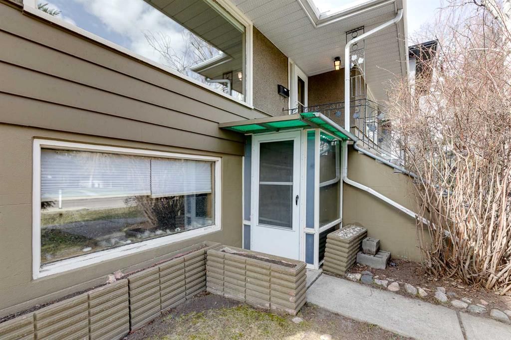 403 30 Avenue NW, Calgary — photo 4 of 47