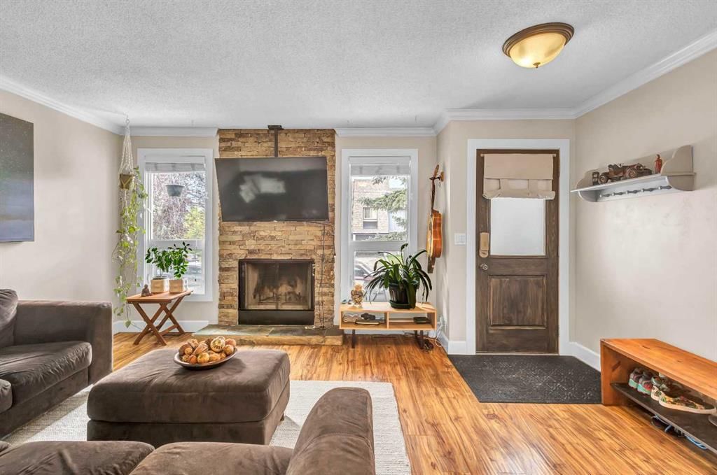 4532 Montgomery Avenue NW, Calgary — photo 2 of 24