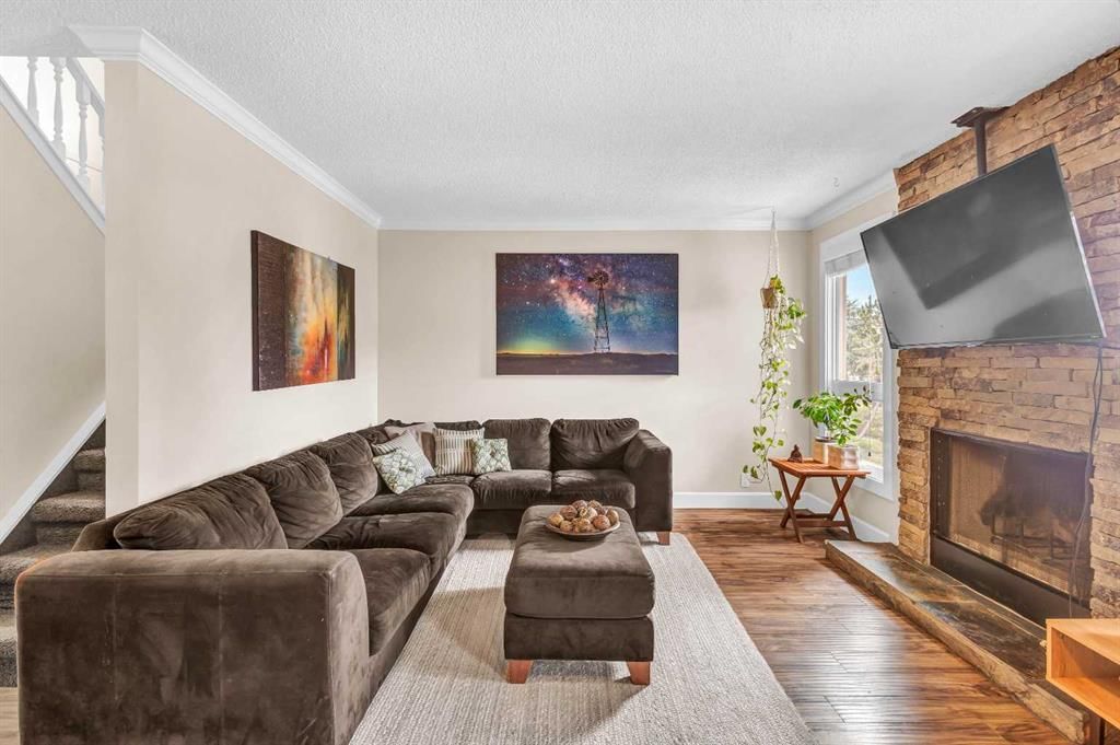 4532 Montgomery Avenue NW, Calgary — photo 3 of 24