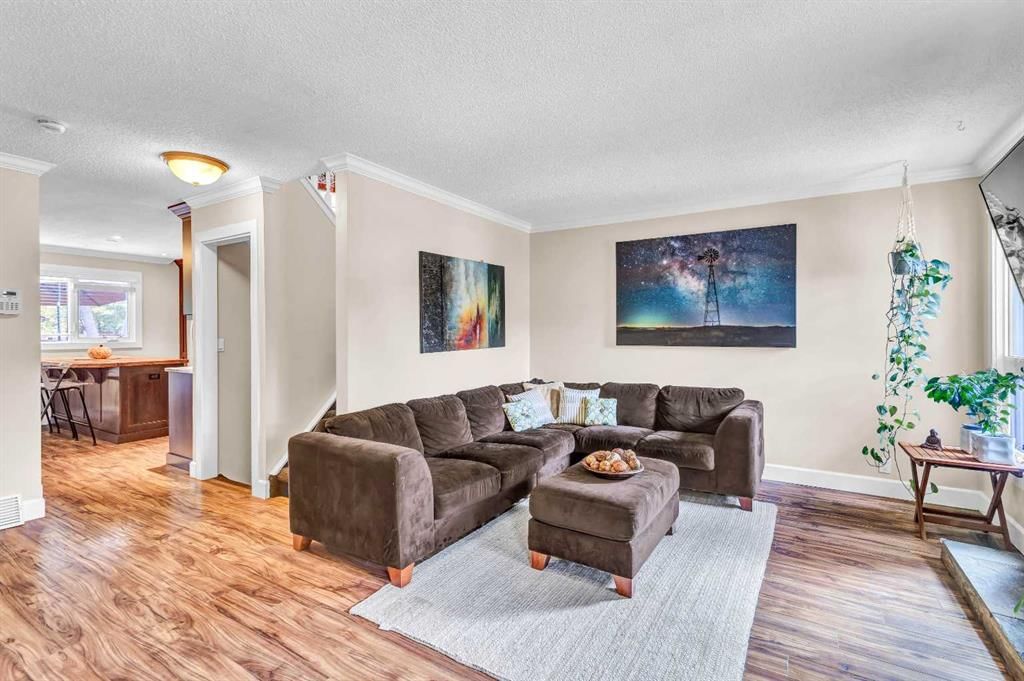 4532 Montgomery Avenue NW, Calgary — photo 4 of 24