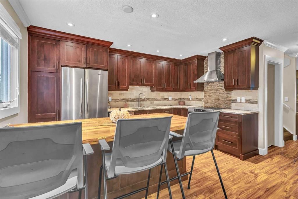 4532 Montgomery Avenue NW, Calgary — photo 5 of 24