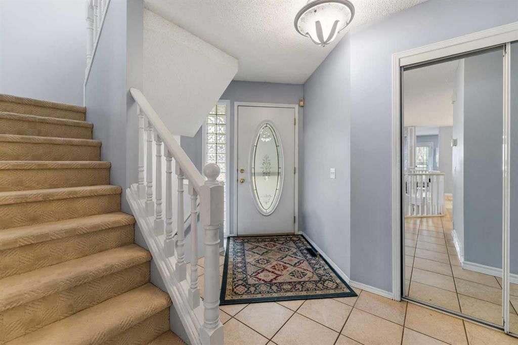 14950 Mt Mckenzie Drive SE, Calgary — photo 4 of 34