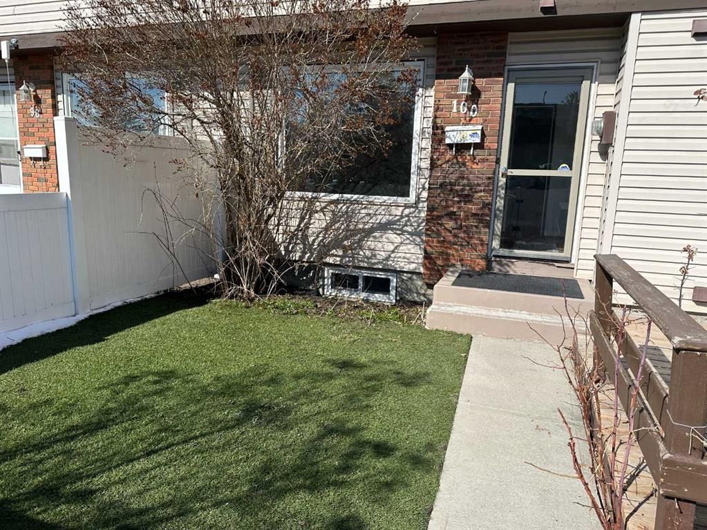 100, 740 Bracewood Drive SW, Calgary — photo 2 of 47