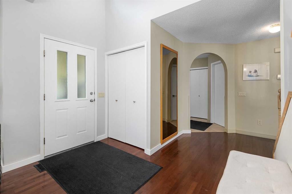 95 Hawkstone Close NW, Calgary — photo 4 of 50