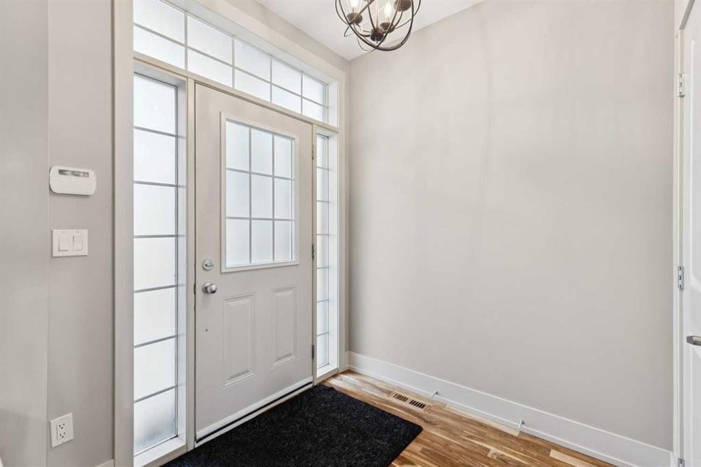 2814 41 Street SW, Calgary — photo 2 of 36