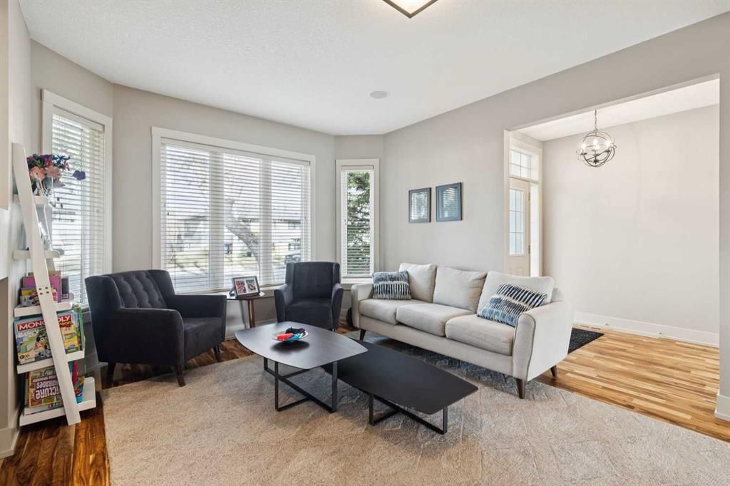 2814 41 Street SW, Calgary — photo 3 of 36