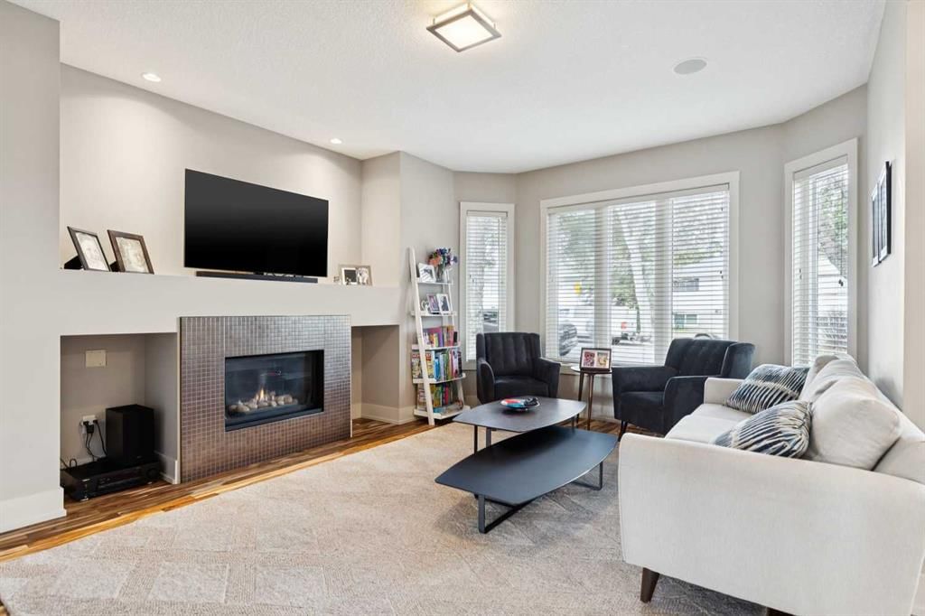 2814 41 Street SW, Calgary — photo 4 of 36