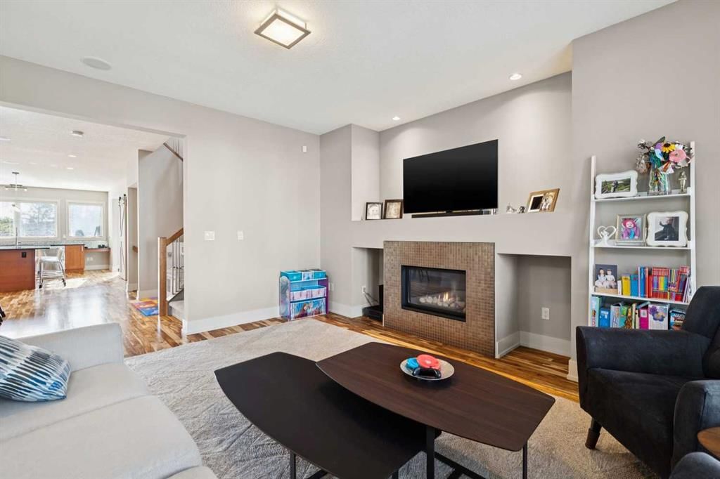 2814 41 Street SW, Calgary — photo 5 of 36