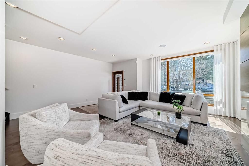 2142 28 Avenue SW, Calgary — photo 3 of 48