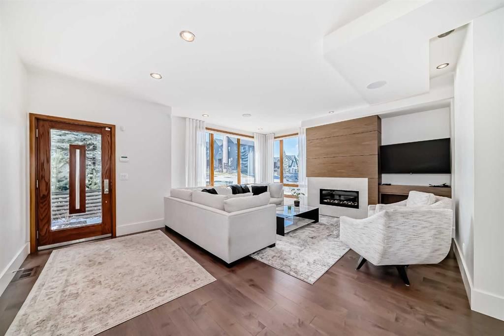 2142 28 Avenue SW, Calgary — photo 4 of 48