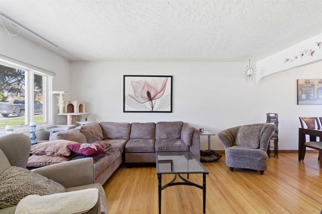 200 Hendon Drive NW, Calgary — photo 3 of 32