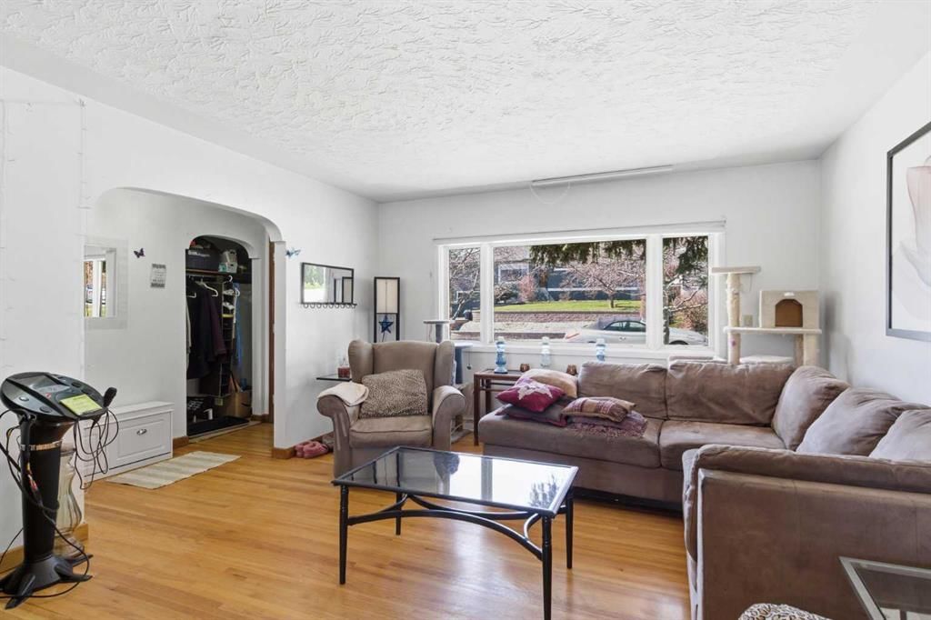 200 Hendon Drive NW, Calgary — photo 4 of 32