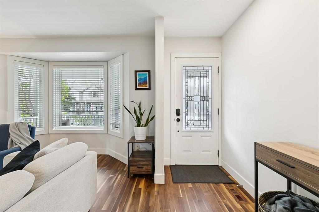 2618 24A Street SW, Calgary — photo 4 of 49