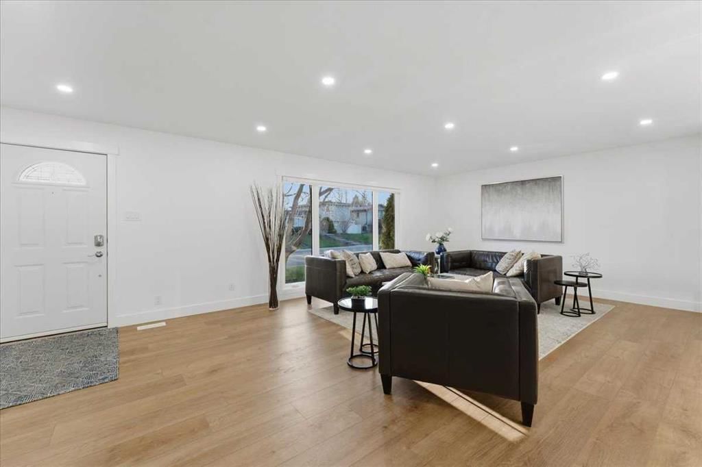 10812 Maplecrest Road SE, Calgary — photo 4 of 44