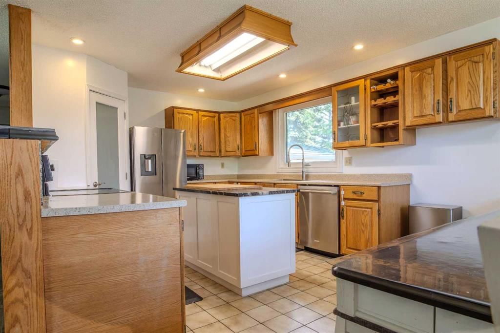 5936 Madigan Drive NE, Calgary — photo 4 of 50